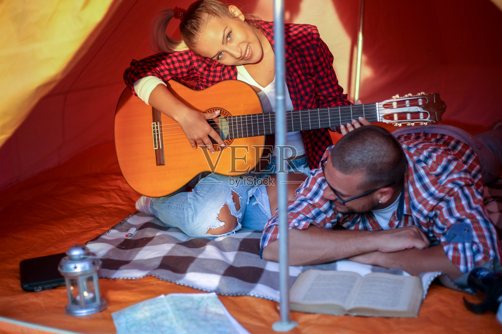 快乐的年轻夫妇和他们的狗在露营照片摄影图片