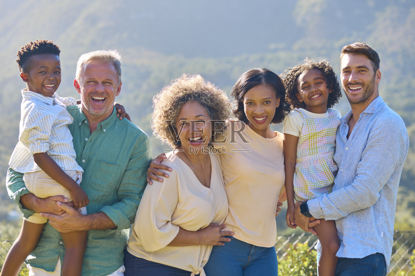一家三口站在乡村户外谈笑风生照片摄影图片