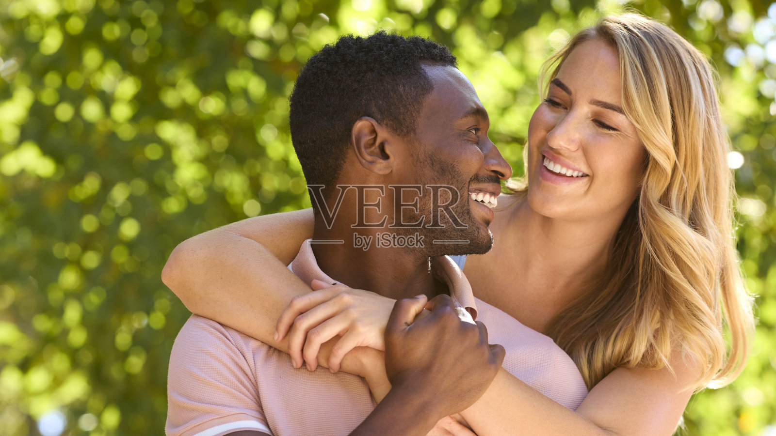 亲密的多种族夫妇或朋友在野外拥抱在一起的特写肖像照片摄影图片