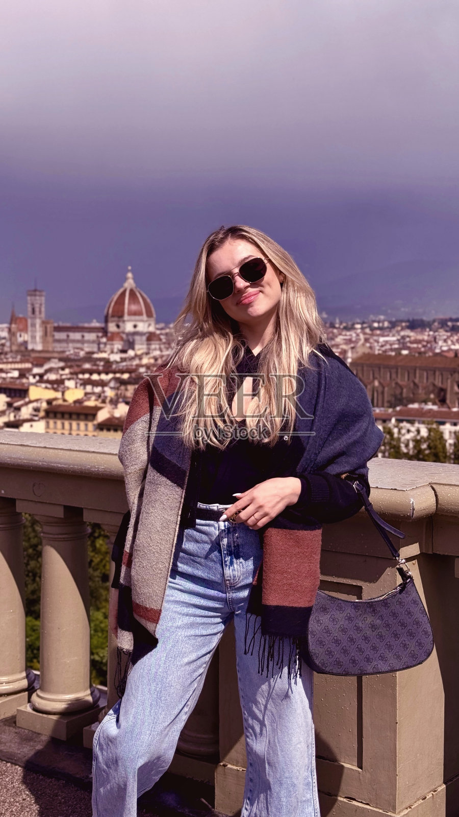 一个美丽的年轻女子的肖像,背景是意大利著名的历史景点佛罗伦萨照片摄影图片