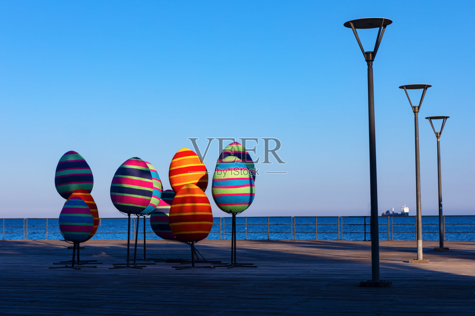 利马索尔海滩上五颜六色的复活节彩蛋照片摄影图片