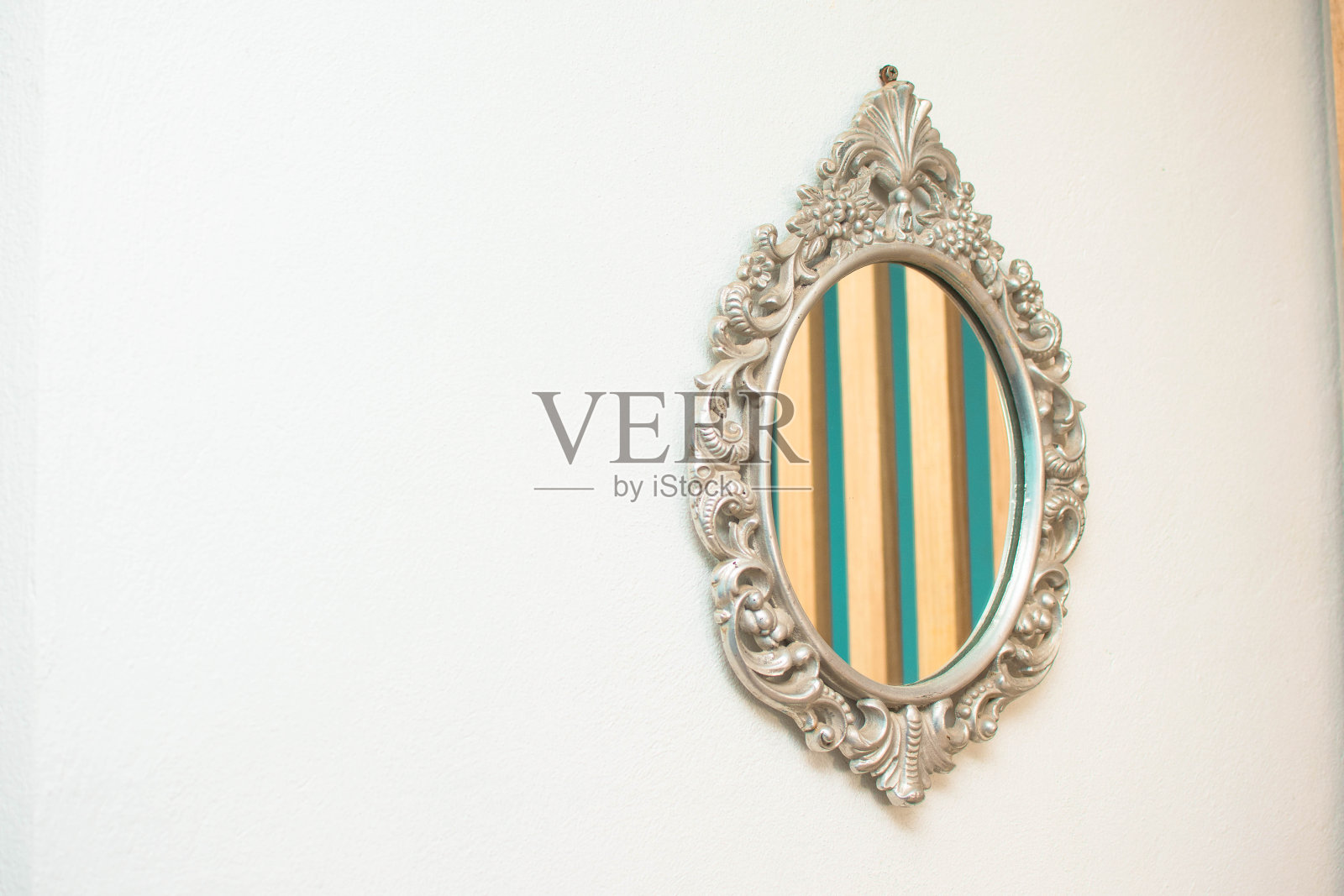 白色背景上金属镜子的水平图像照片摄影图片