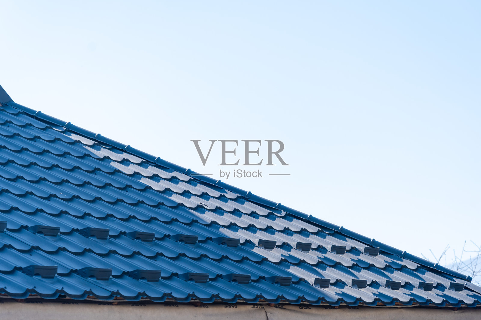 屋顶正在建设中,屋顶瓦片堆叠在一起用于住宅建筑照片摄影图片