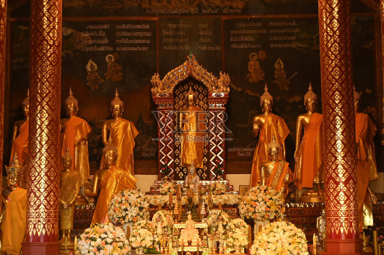 琅Pho Thanjai,在Wat Phra That Hariphunchai Woramahawihan内汉的主要佛像。照片摄影图片