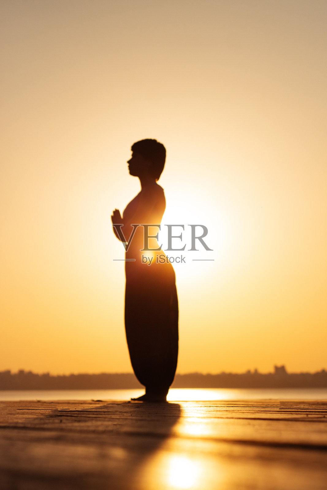 一个做瑜伽的女孩的剪影照片摄影图片