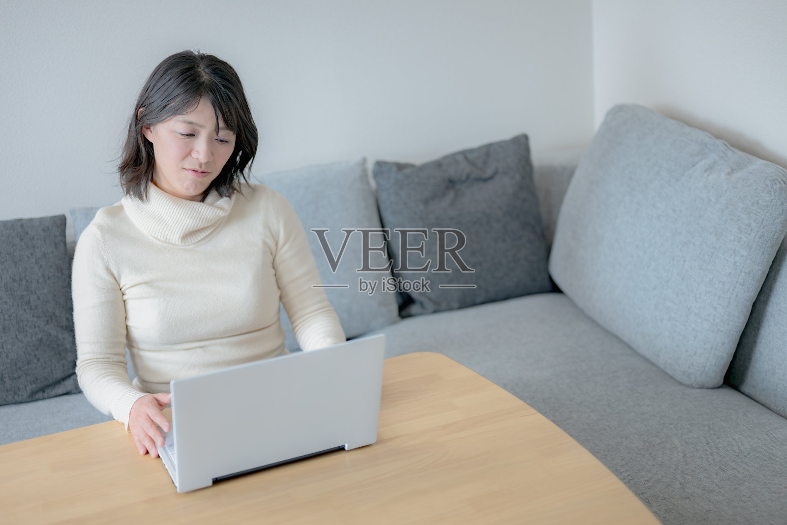 PC和女人照片摄影图片