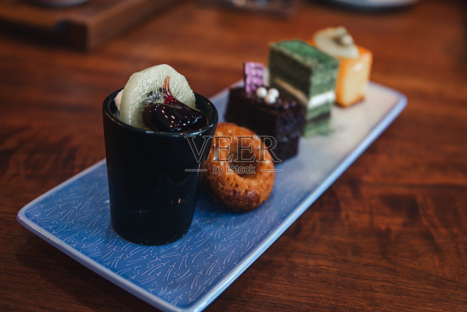 盘子里的一块蛋糕照片摄影图片