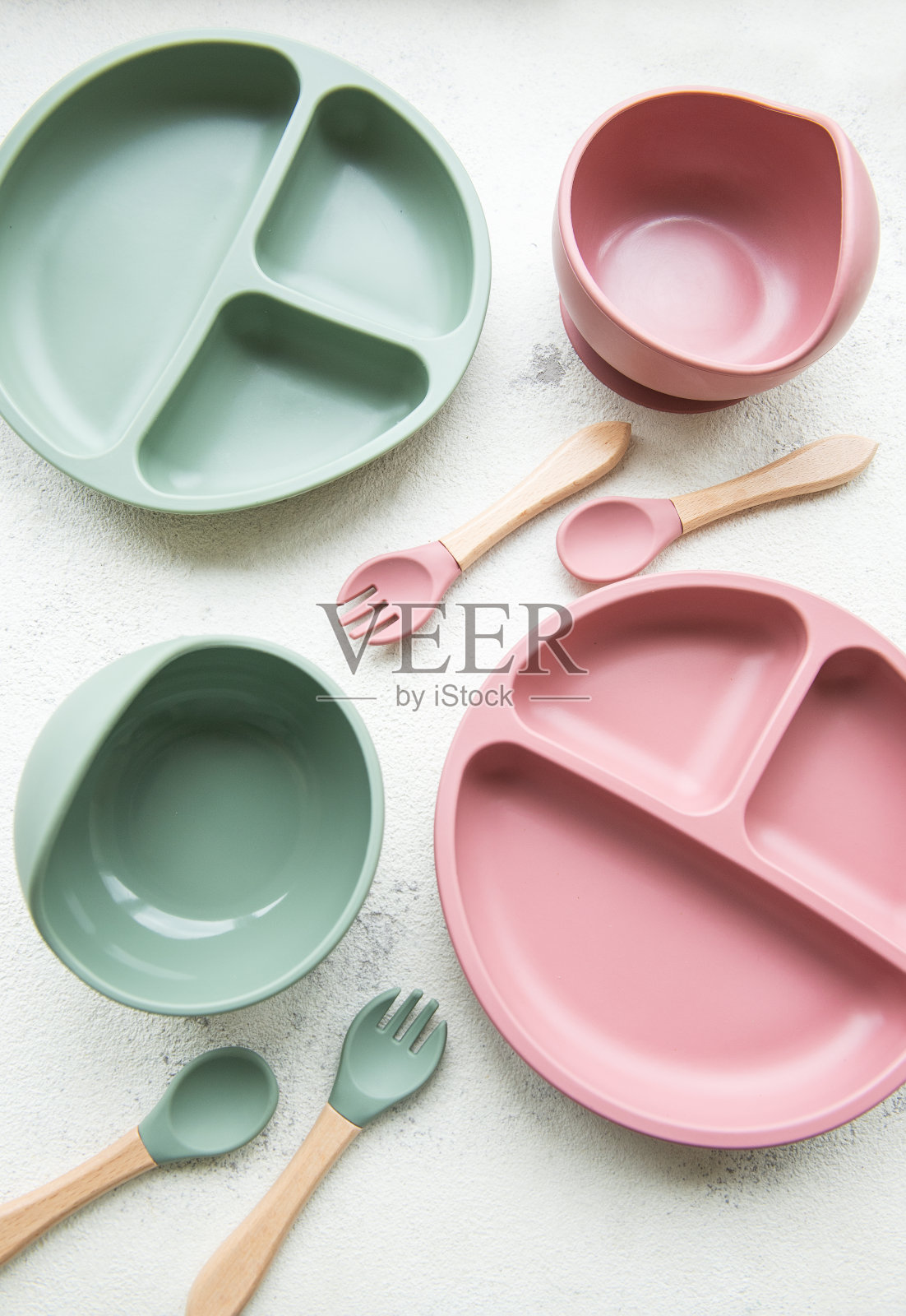 收集可重复使用的彩色塑料盘子和碗照片摄影图片