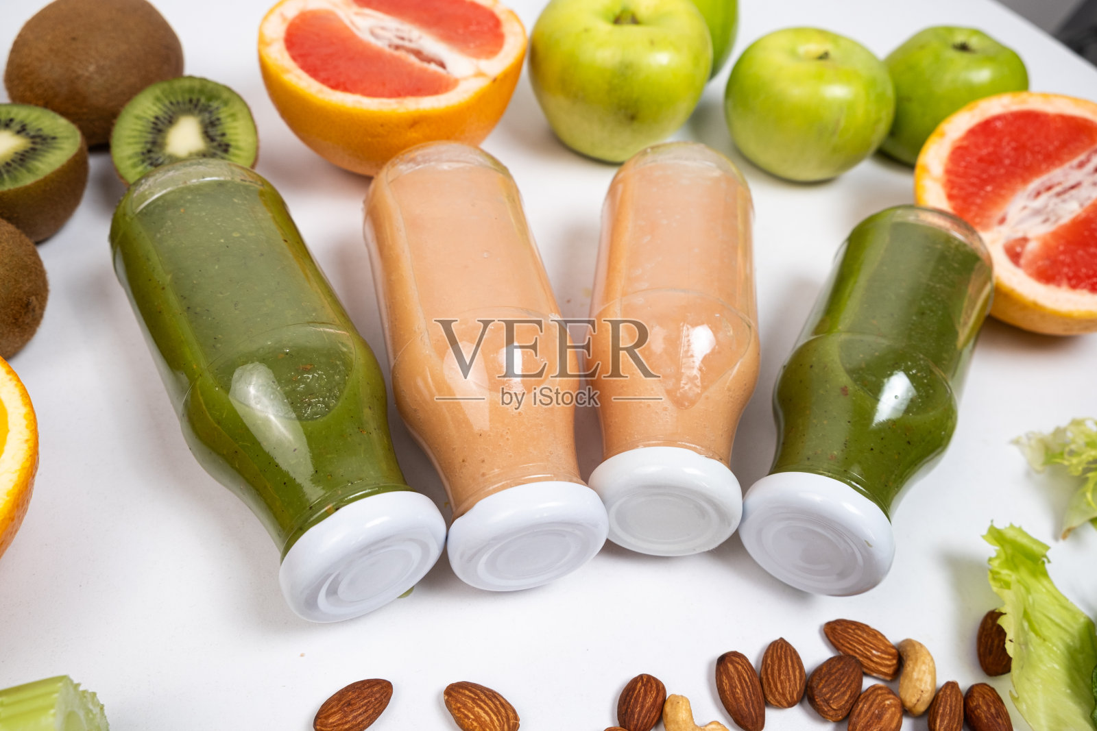 不同的蔬菜和水果冰沙装在白色背景的玻璃瓶里照片摄影图片