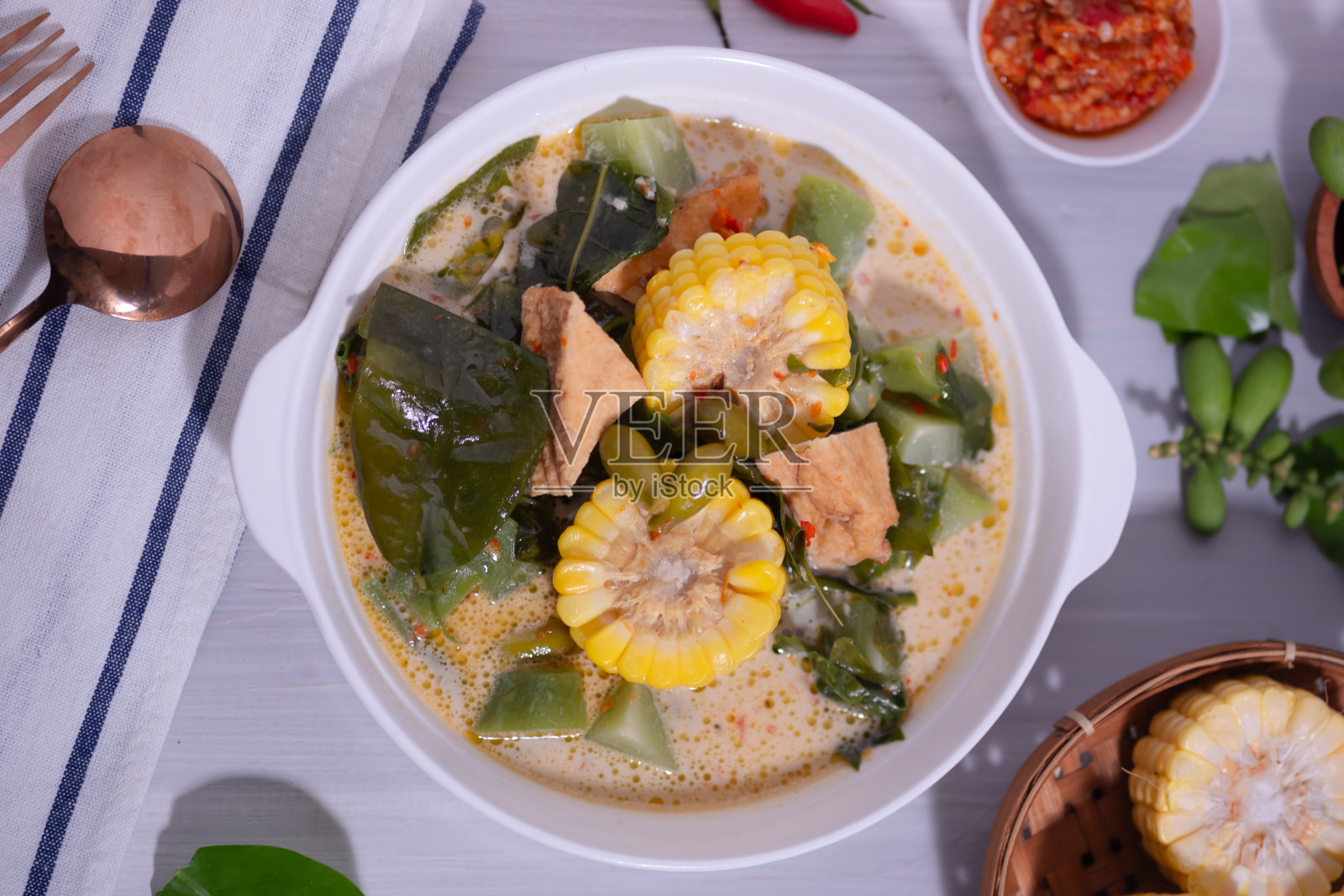 Sayur Lodeh是一道用椰奶做成的蔬菜,是印尼的典型菜照片摄影图片
