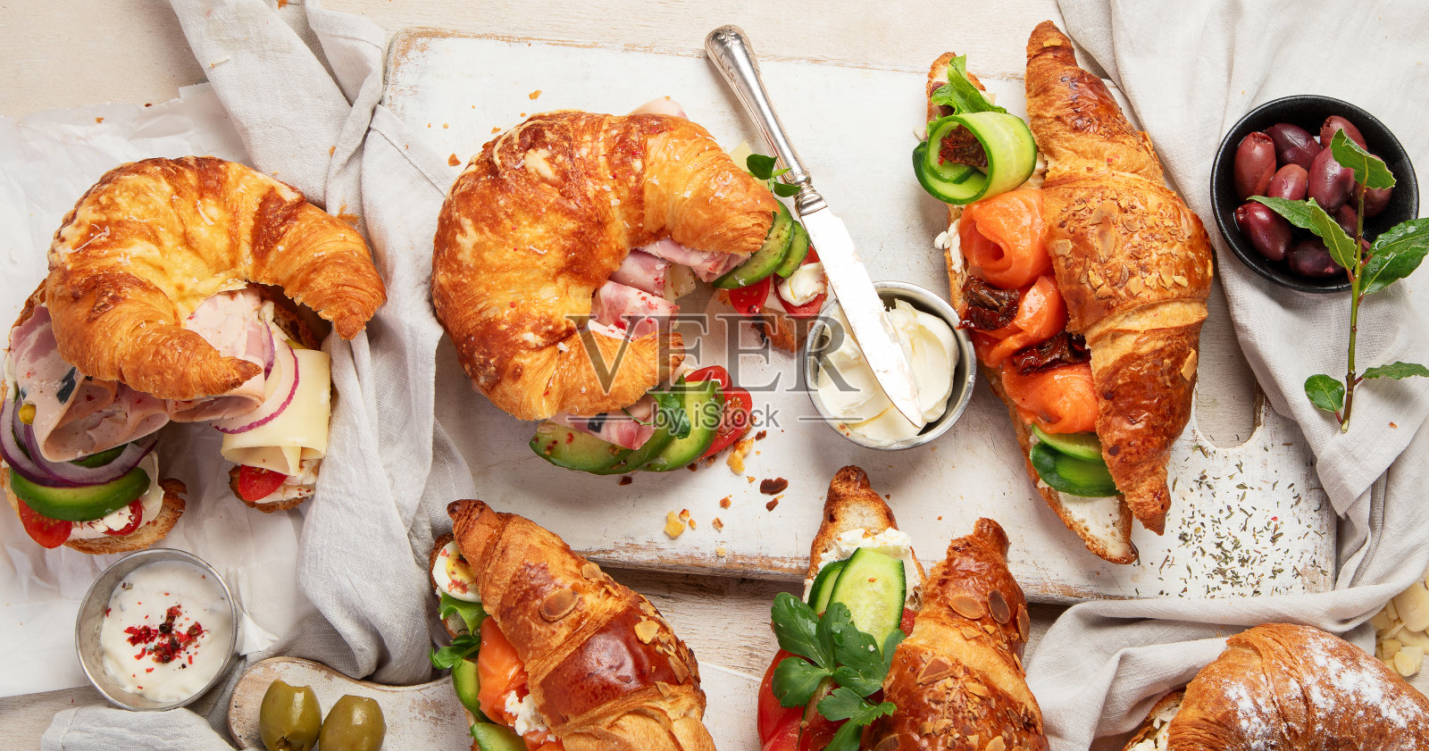 不同的夹心羊角面包。羊角面包三明治的多样性。照片摄影图片