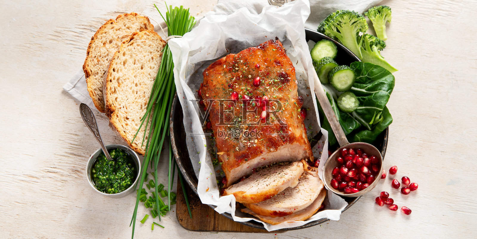 切片的烤火腿和沙拉在浅色木制背景。传统饮食观念照片摄影图片