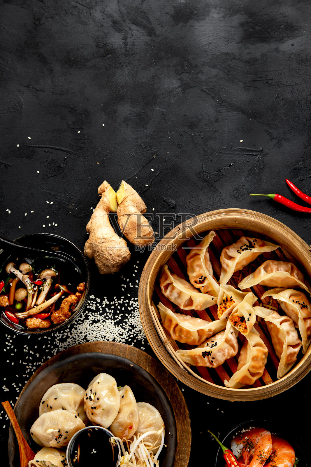 中国饺子,酱油,暗底蘑菇。传统亚洲食物概念照片摄影图片