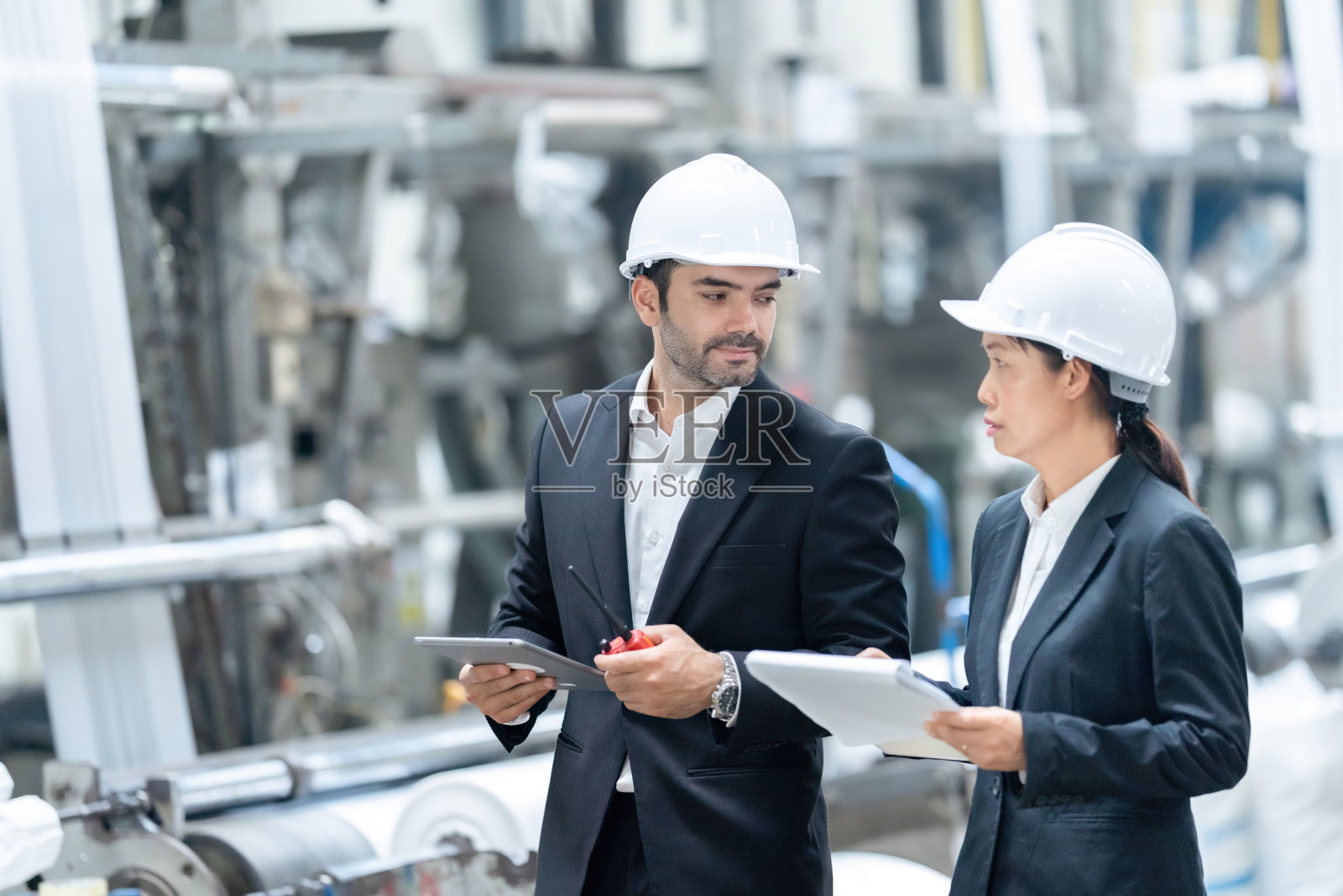 在工业环境中,性别平衡的工程师团队以其提供满足业务和客户需求的高质量解决方案的能力而闻名。照片摄影图片