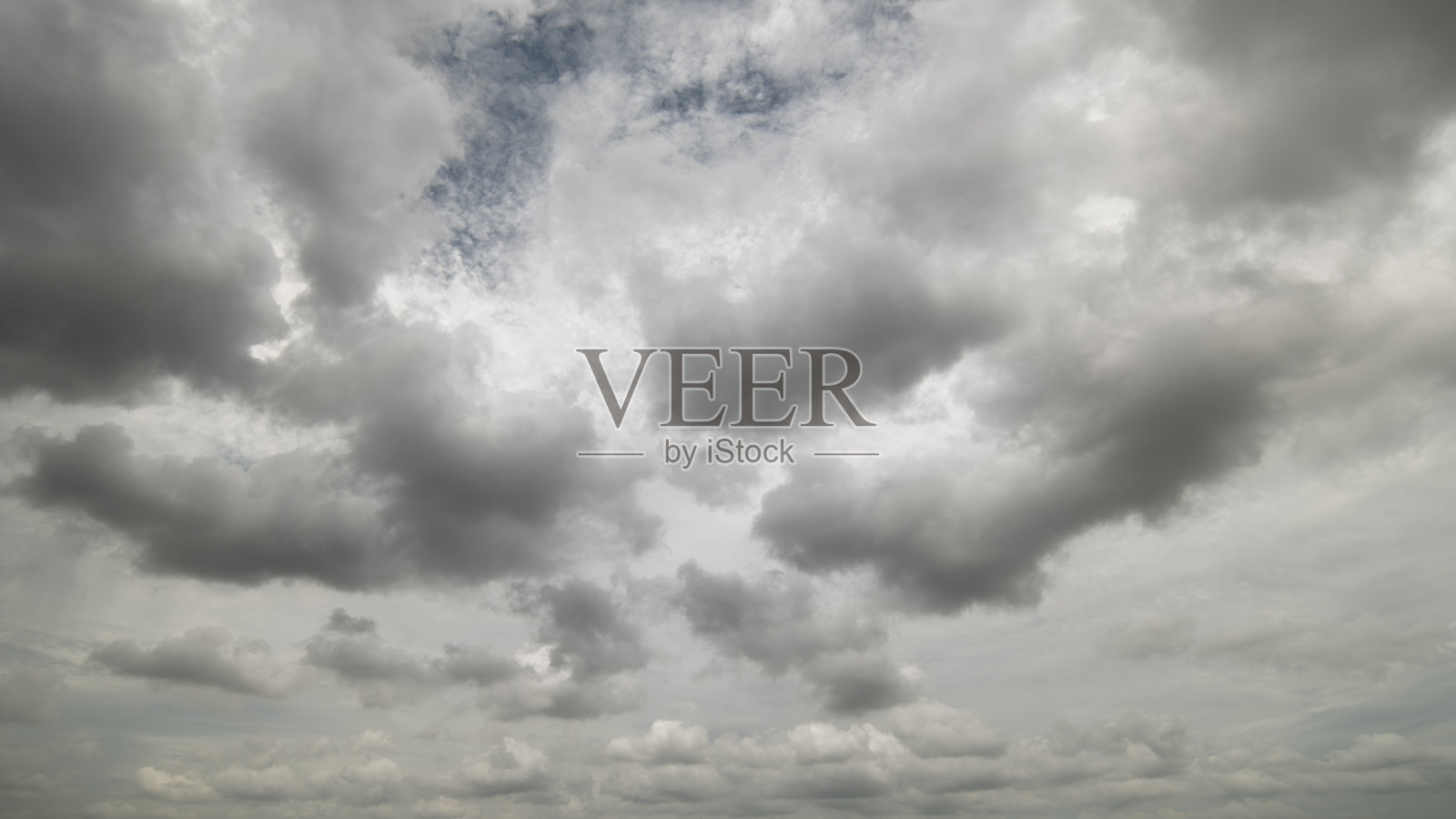 乌云密布的黑暗天空。戏剧性的天空,雷暴前的乌云。照片摄影图片