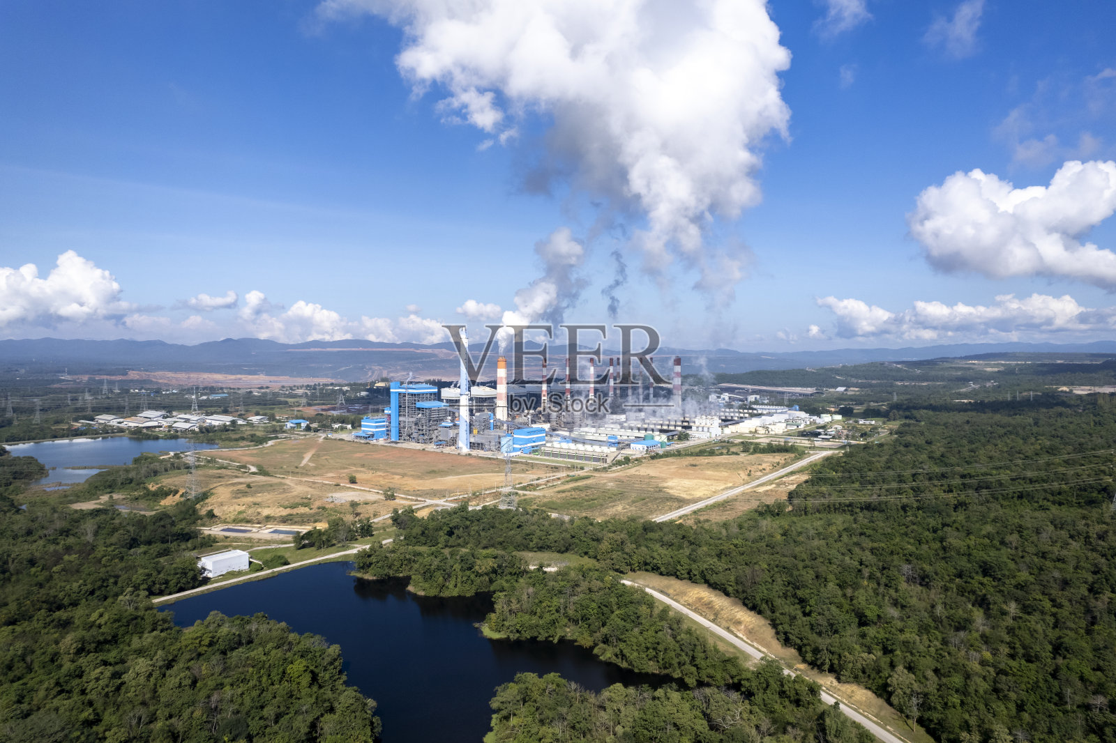 以暮光之城为工厂提供能源的概念。照片摄影图片