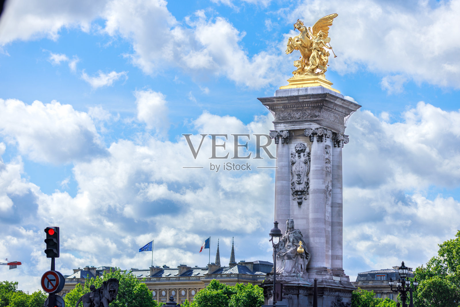 长方形柱子上的金色雕塑,是法国巴黎亚历山大三世桥上的装饰品照片摄影图片