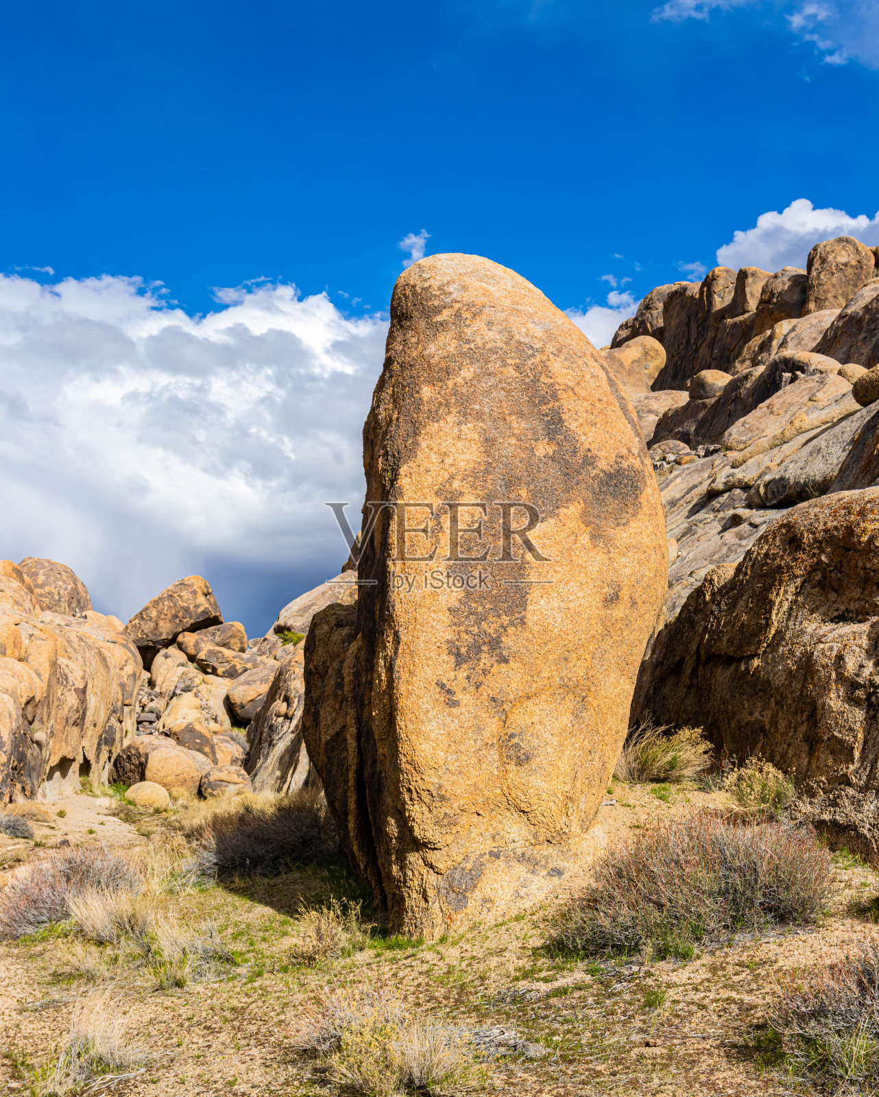 通过独行侠峡谷的花岗岩巨石照片摄影图片