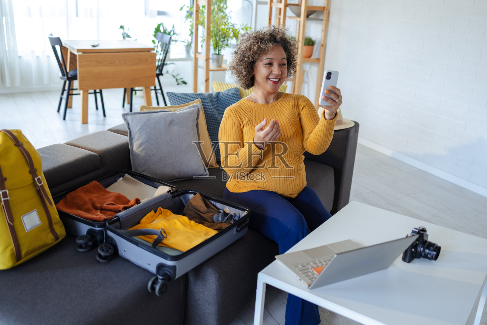 快乐的成熟女人准备旅行和自拍照片摄影图片