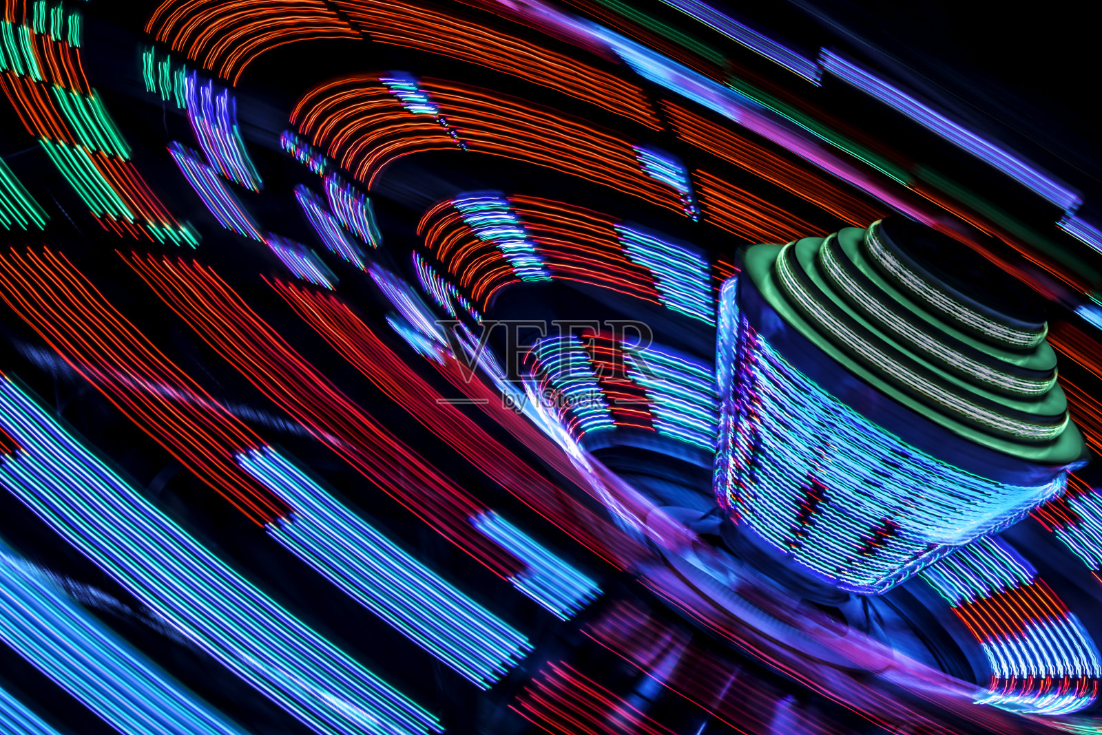 消防局年度夏季嘉年华,嘉年华车在夜间产生五彩缤纷的图案照片摄影图片