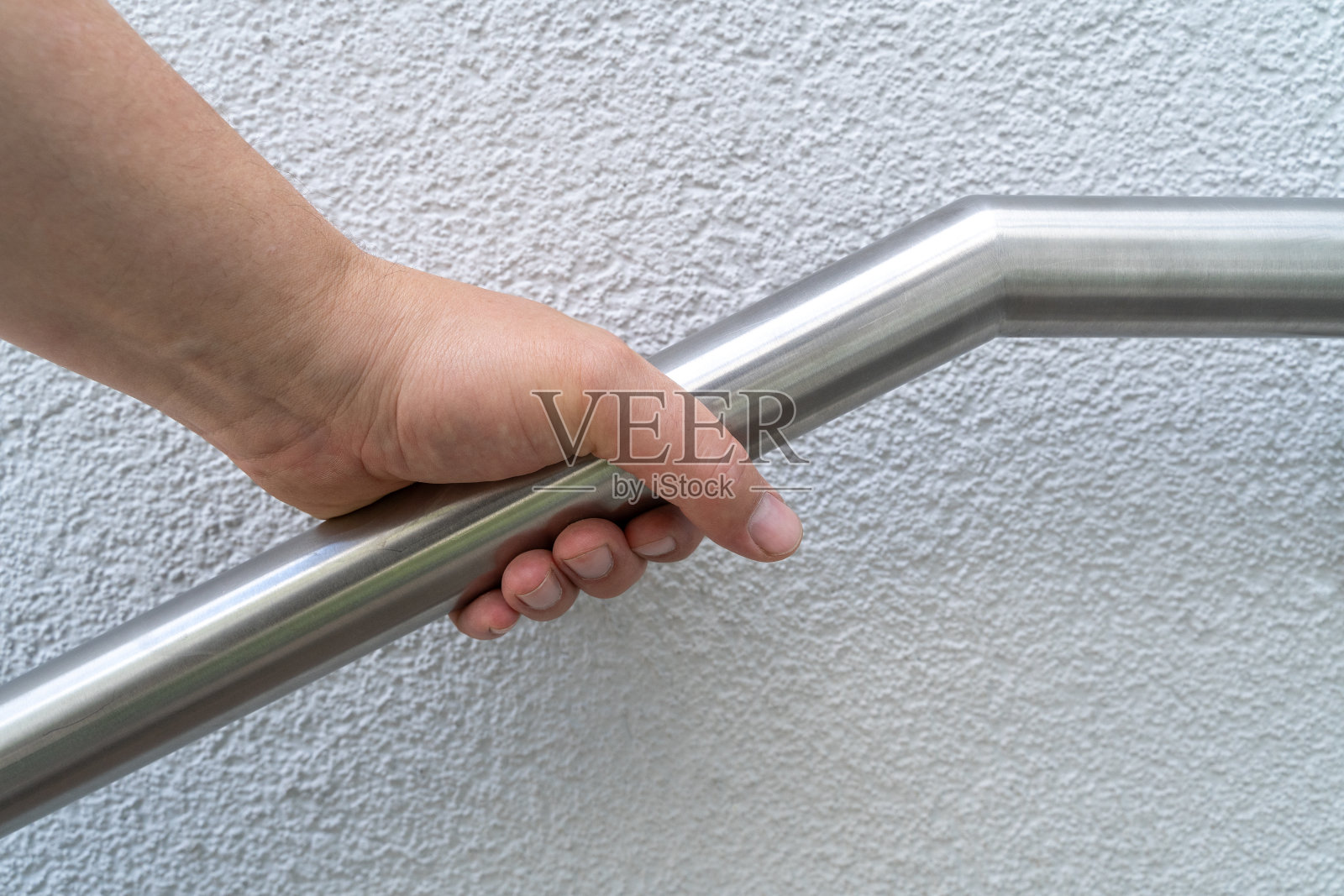 公寓楼入口处的不锈钢扶手照片摄影图片