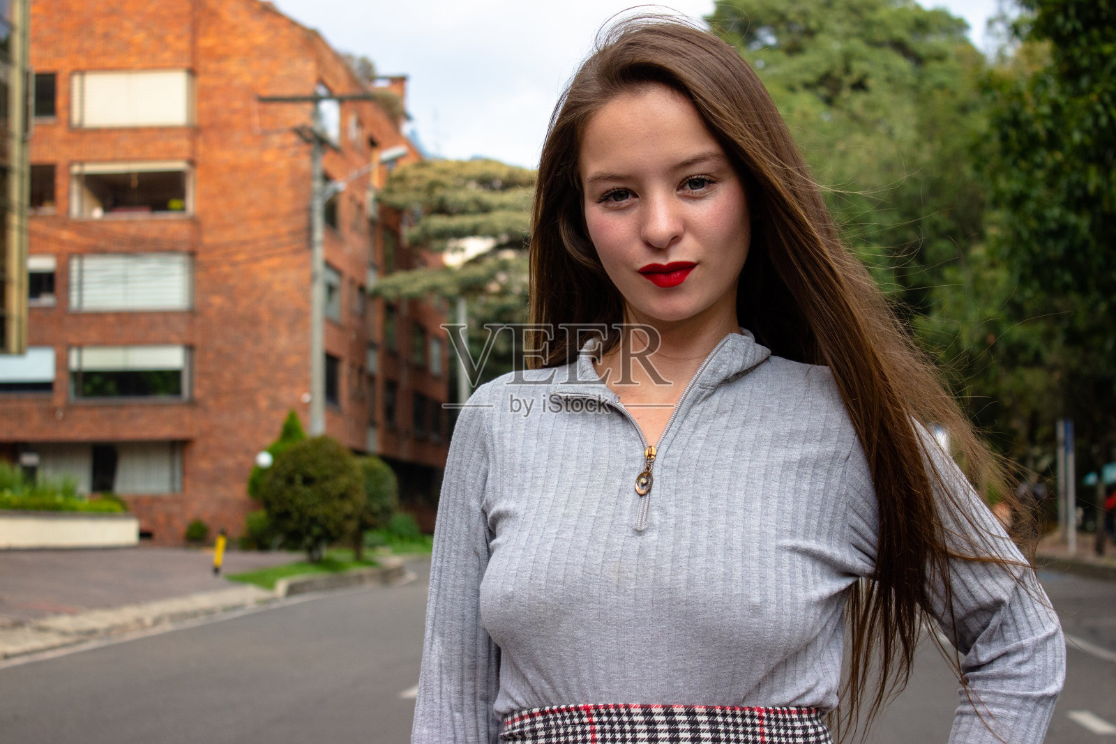 年轻漂亮的女人在街上摆姿势照片摄影图片