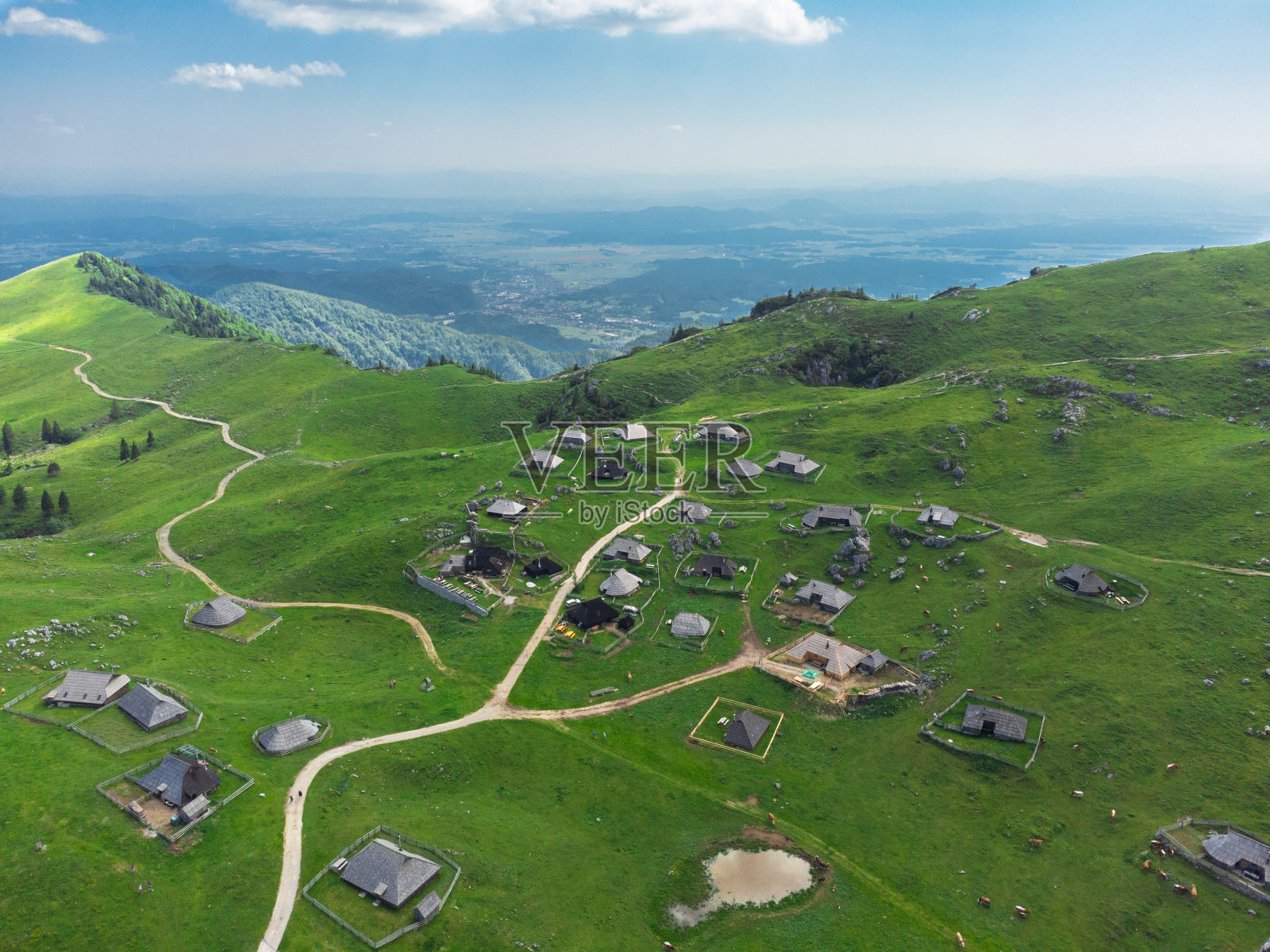 大草原高原,高山草甸景观,斯洛文尼亚的Velika Planina绿山上的山间小屋鸟瞰图照片摄影图片