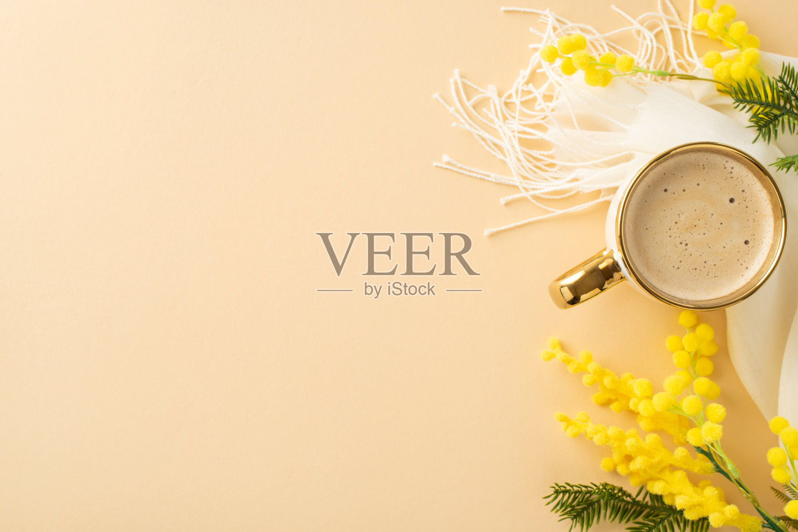 春天充满美感。泡沫卡布奇诺的俯视图,天然含羞草花,柔软的布在粉状米色画布上,空白的空间用于脚本或宣传照片摄影图片