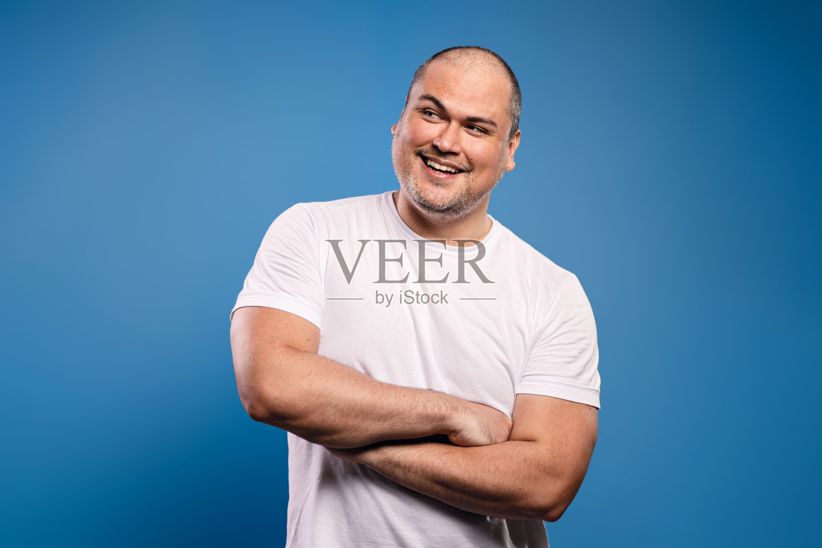 男子双臂交叉,望向一边照片摄影图片