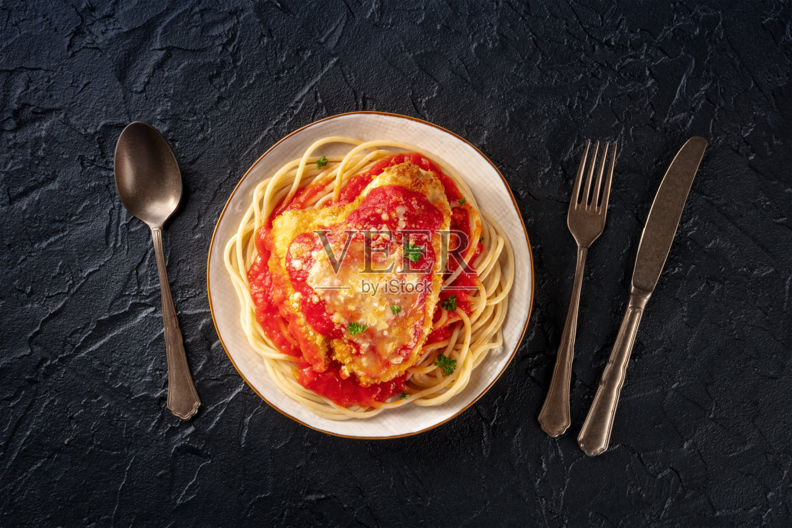 鸡肉帕尔马干酪,意大利面食。奶酪鸡胸肉照片摄影图片