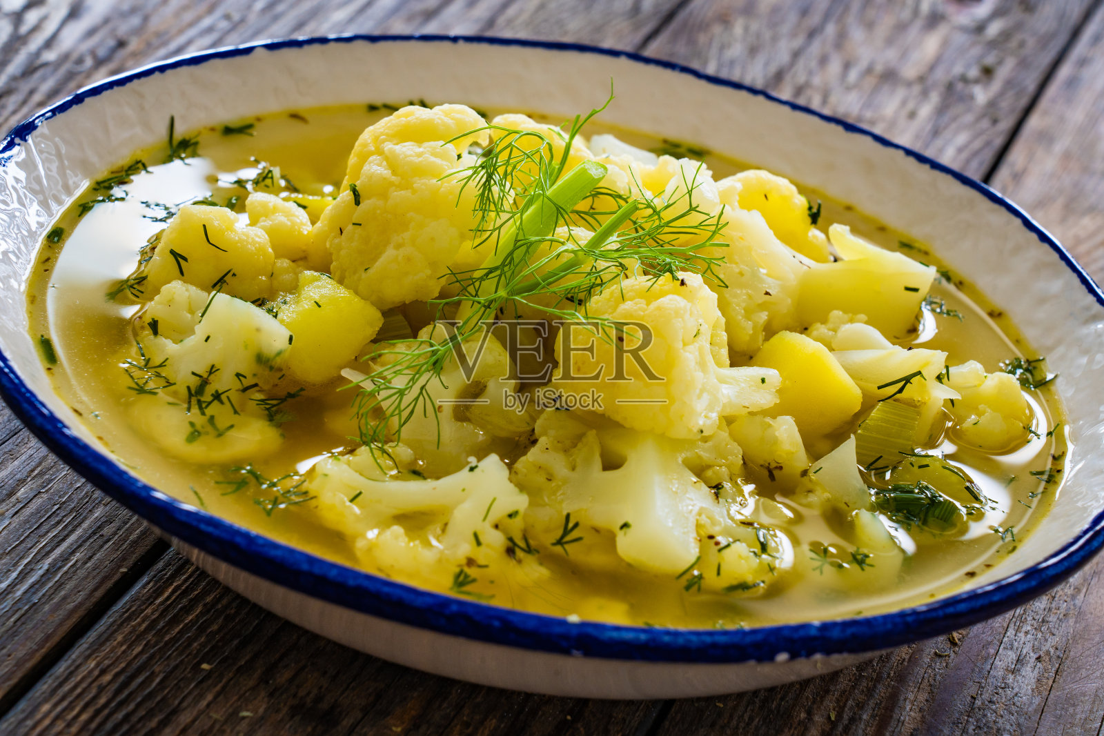 木桌上的土豆花椰菜汤照片摄影图片