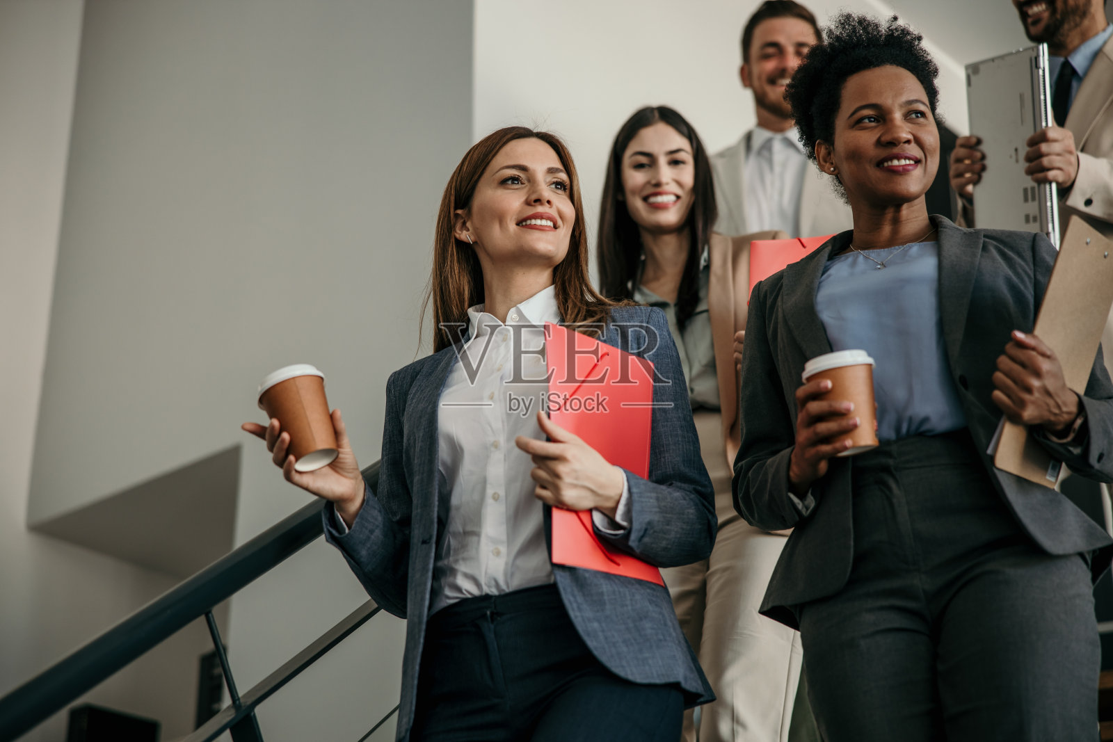 同事们在休息时间喝咖啡照片摄影图片