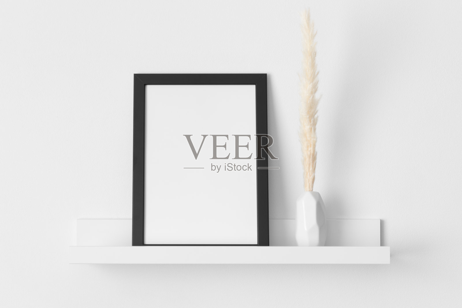 黑色框架模型与大草原装饰在壁架上。照片摄影图片