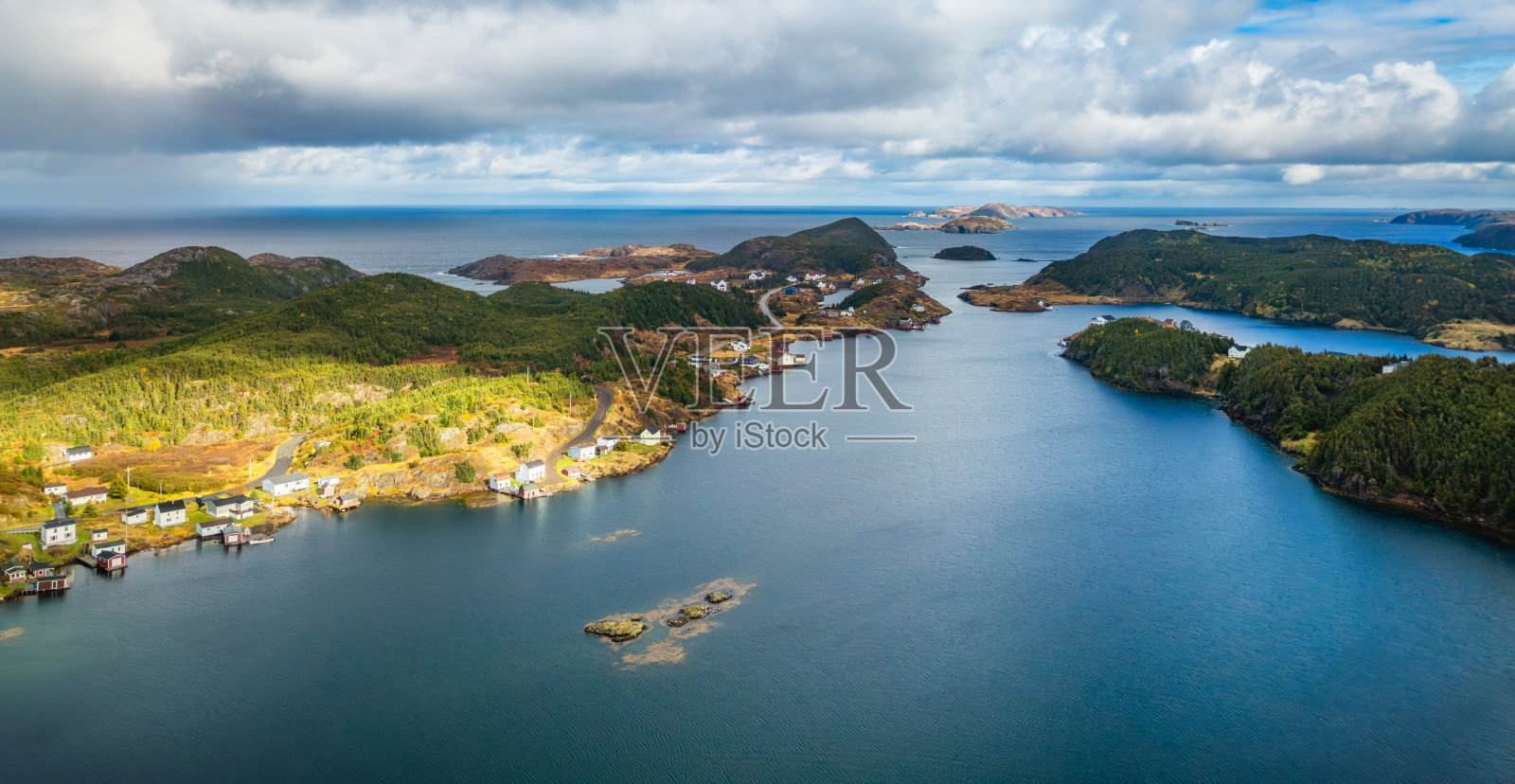 小镇,大西洋东岸的海岸。空中自然背景。照片摄影图片