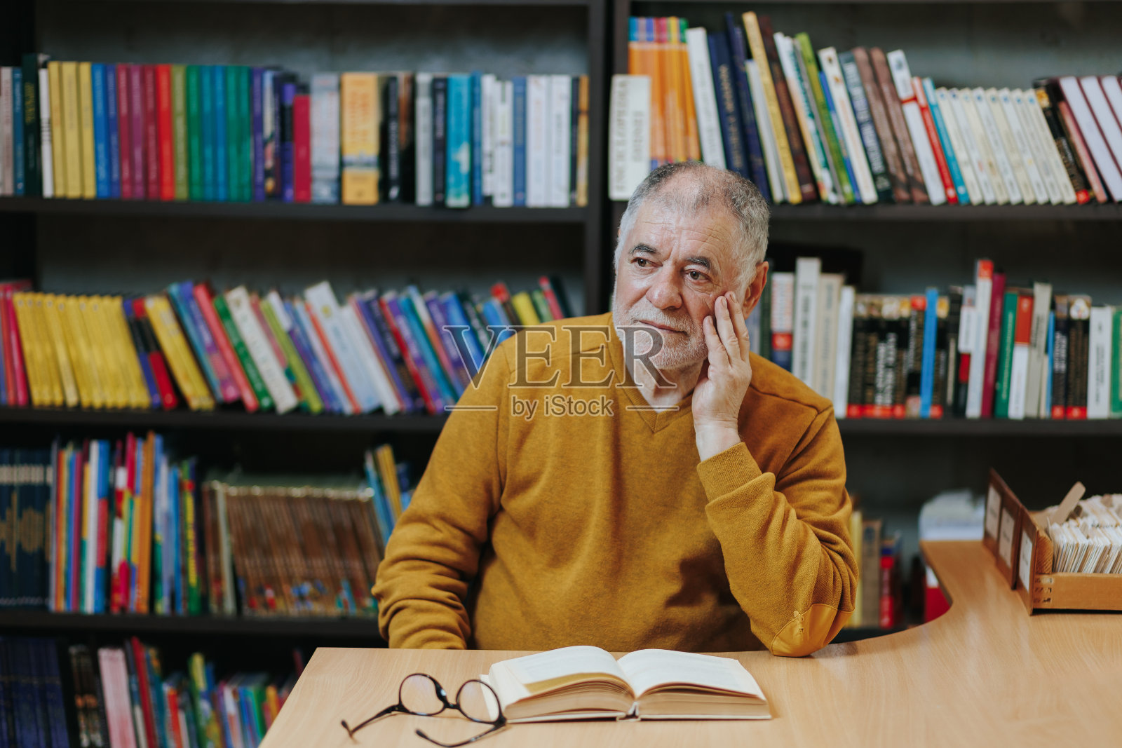 终身学习:老年人沉浸在阅读中的前瞻照片摄影图片