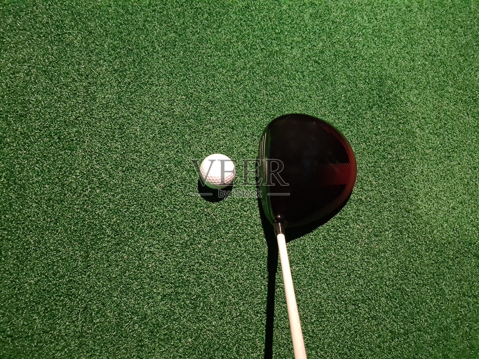 从高尔夫球手的角度看,司机正在为高尔夫球准备球杆照片摄影图片