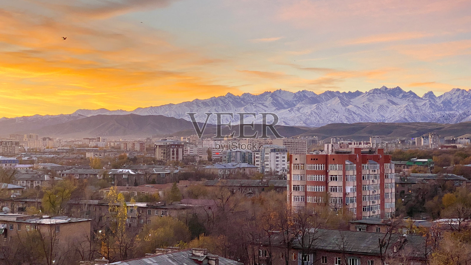 比什凯克市令人惊叹的日出景色,山脉和山峰的景色。吉尔吉斯斯坦的秋天。城市的早晨。照片摄影图片