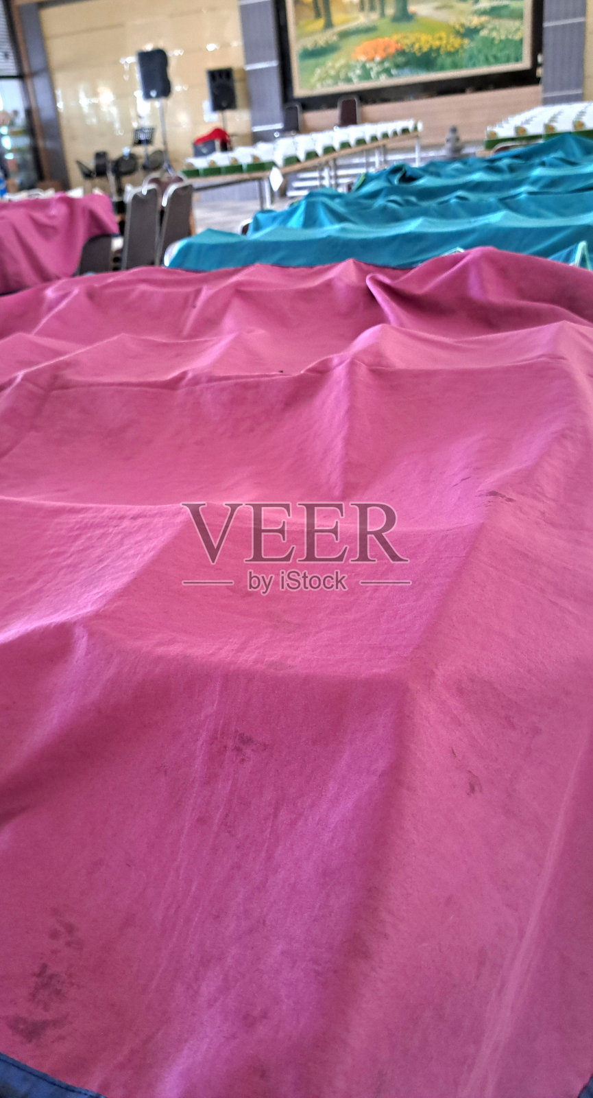 照片中的饭盒整齐地排列在布盖上,放在桌子上,非常适合食品和餐厅的宣传媒体,写真照片照片摄影图片