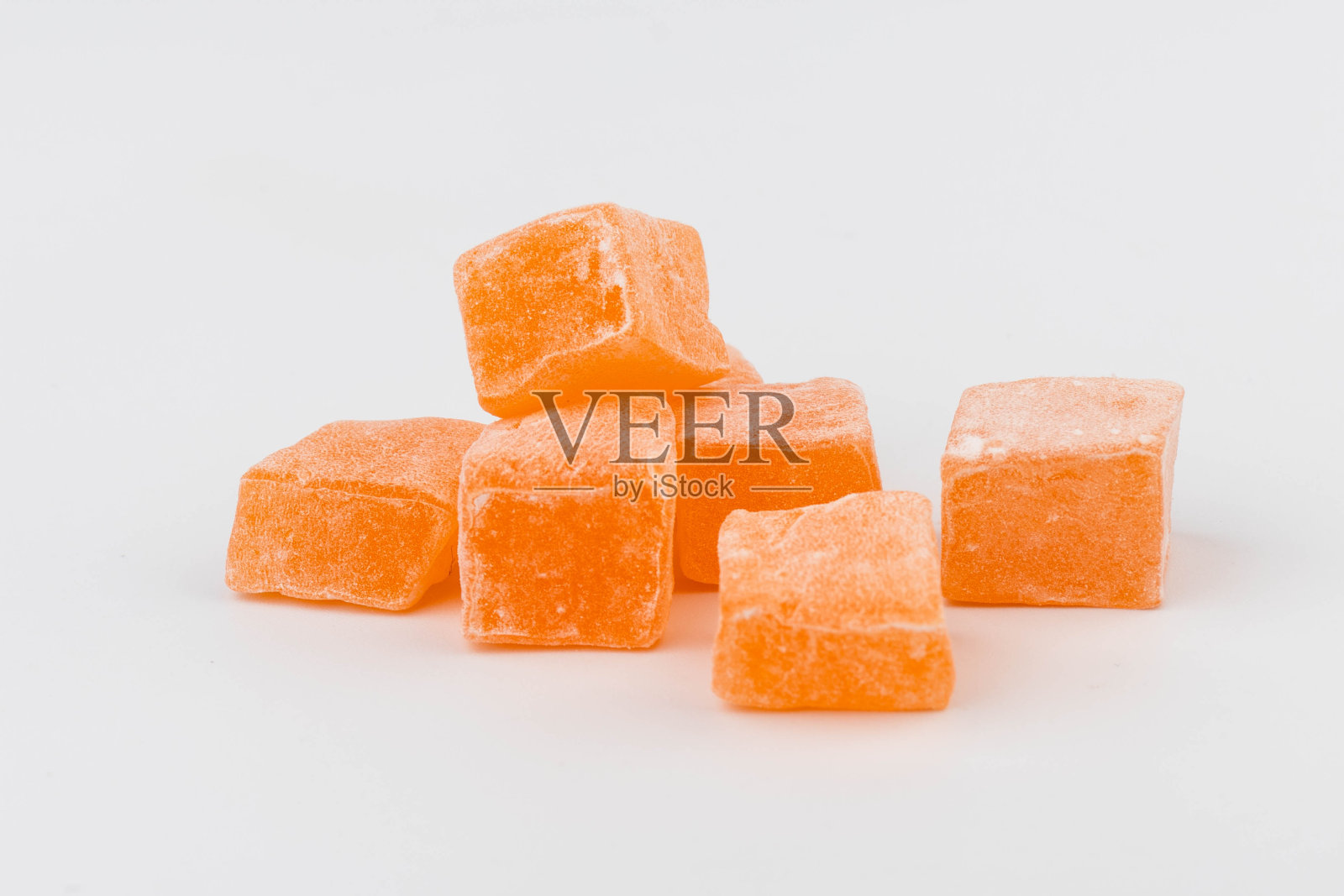 传统的土耳其软糖被隔离在白色的背景上。关闭了。照片摄影图片