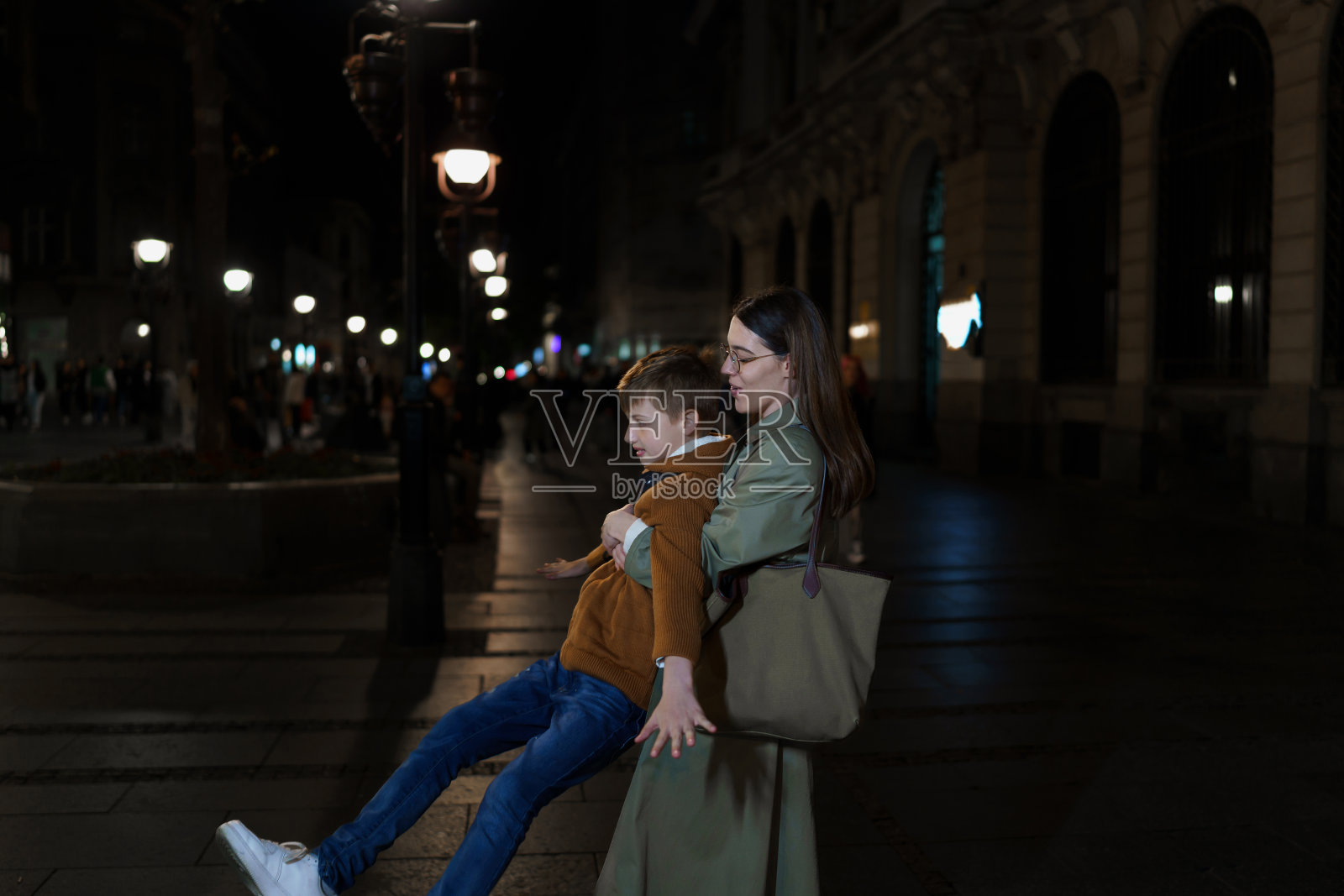 母亲和儿子用玩耍的纽带照亮夜晚照片摄影图片