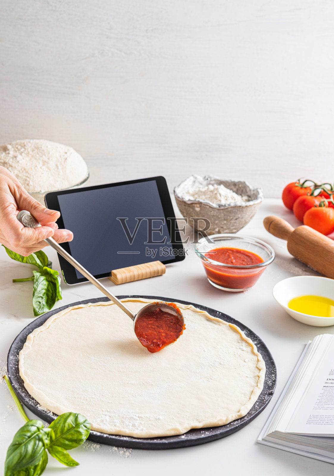 生面团做披萨照片摄影图片