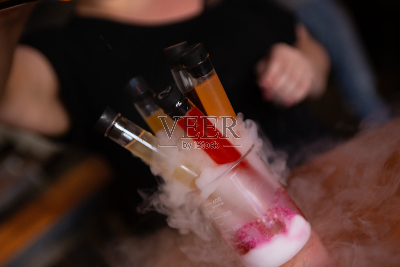 带有烟雾的科学射手照片摄影图片