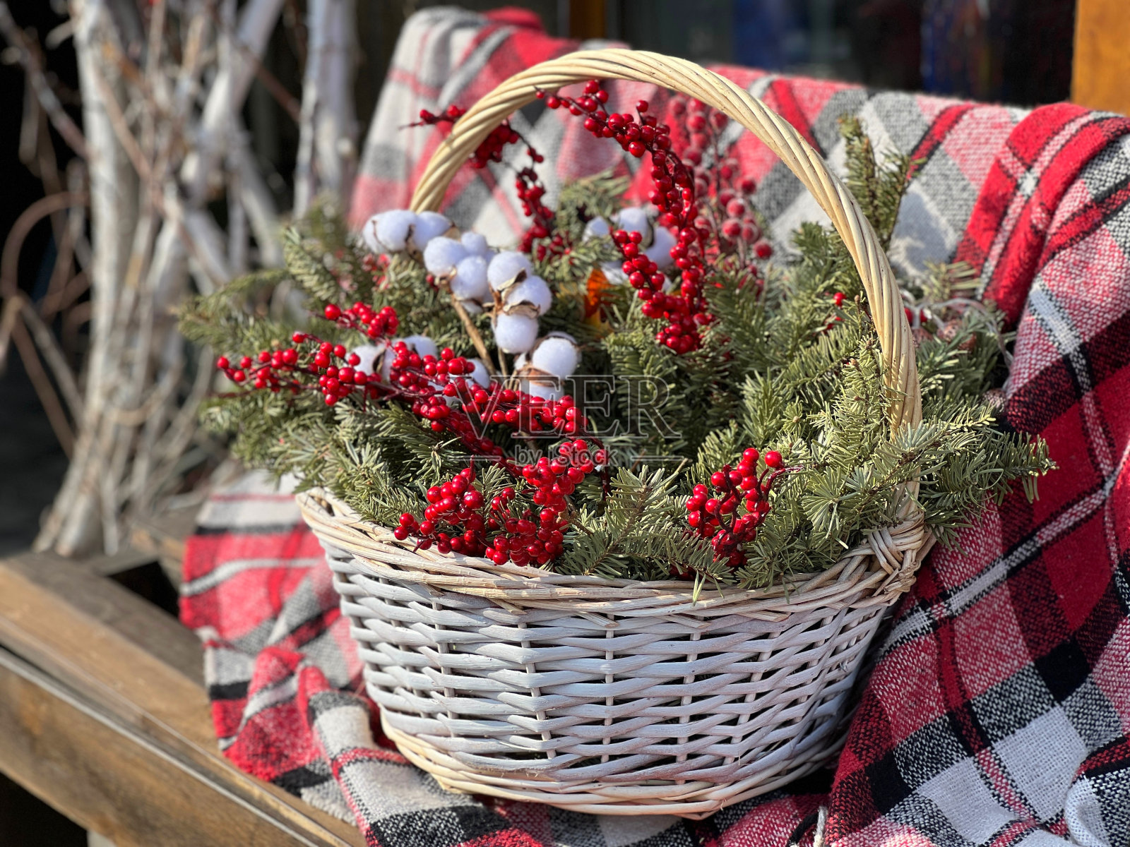 冬季花束由冷杉树枝和红色浆果组成。照片摄影图片