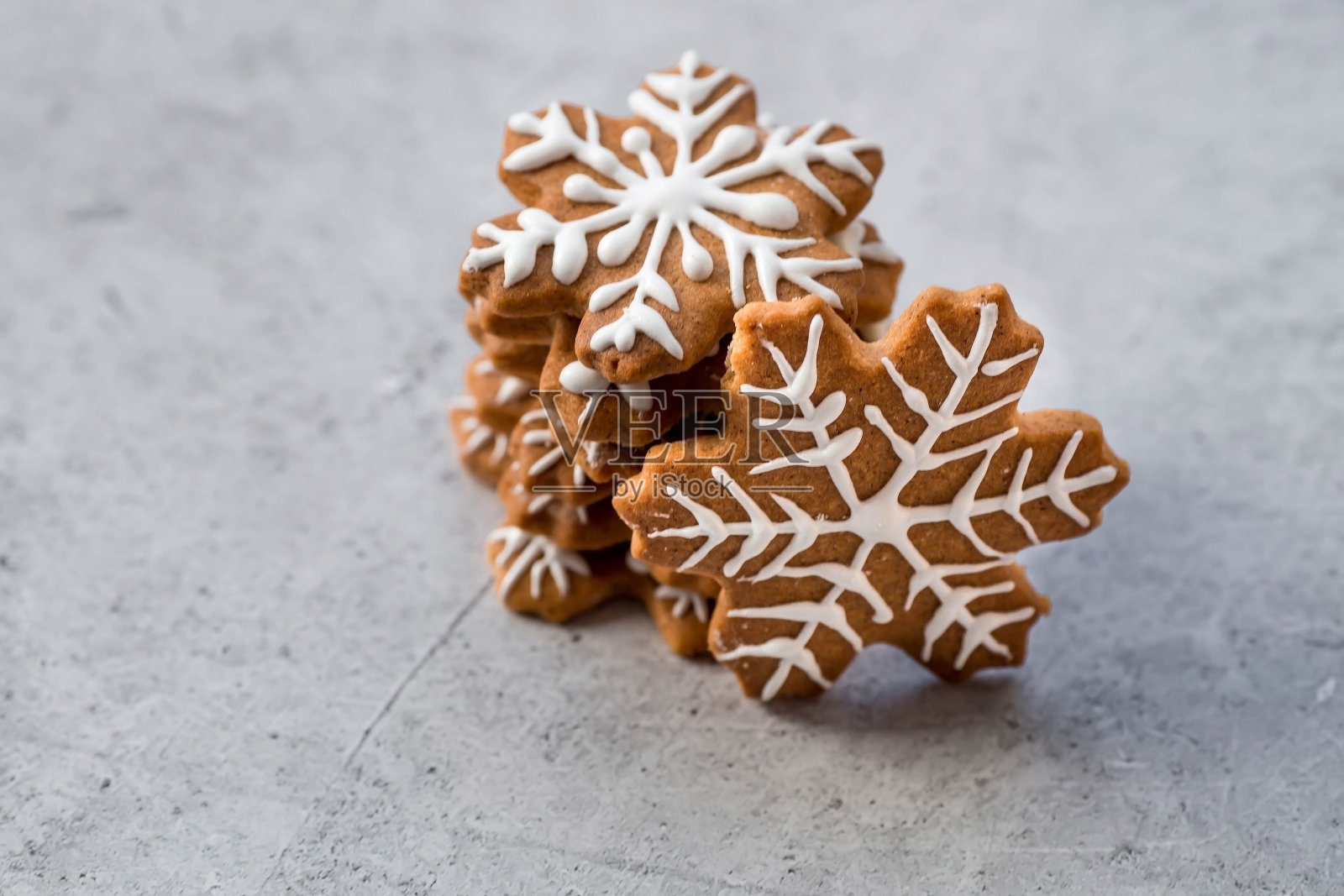 自制的姜饼圣诞饼干,糖粉。美味的姜饼饼干的背景散景的圣诞树灯。新鲜出炉的圣诞姜饼饼干。照片摄影图片