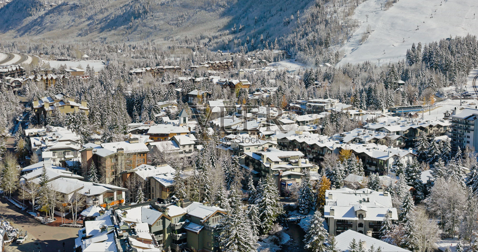 雪覆盖的建筑物在韦尔,科罗拉多州-航拍照片摄影图片
