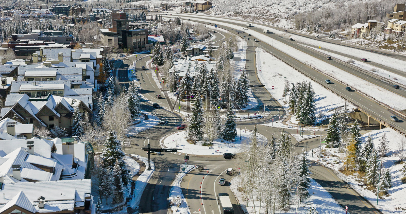 早雪后州际交通经过韦尔的航拍照片照片摄影图片