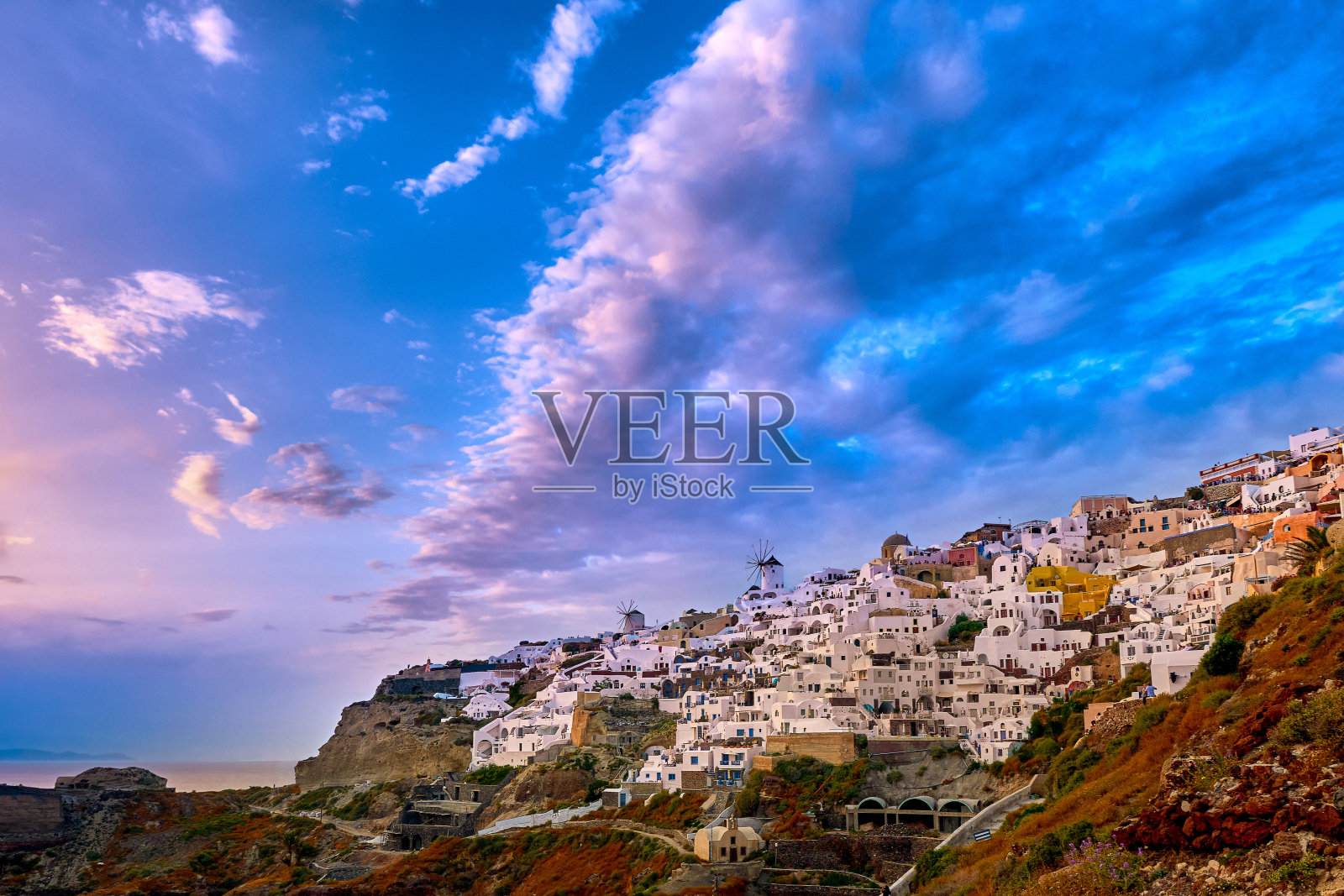 伊亚村,风车,圣托里尼岛,希腊多彩的日落照片摄影图片