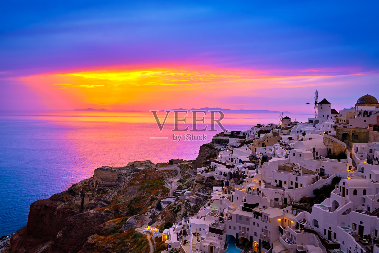 伊亚村,风车,圣托里尼岛,希腊多彩的日落照片摄影图片