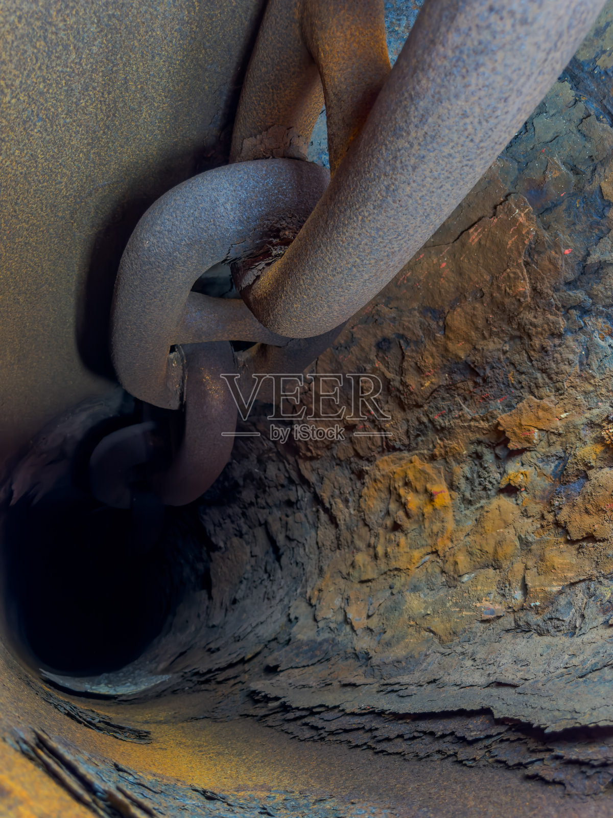 船上生锈的锚链特写。照片摄影图片