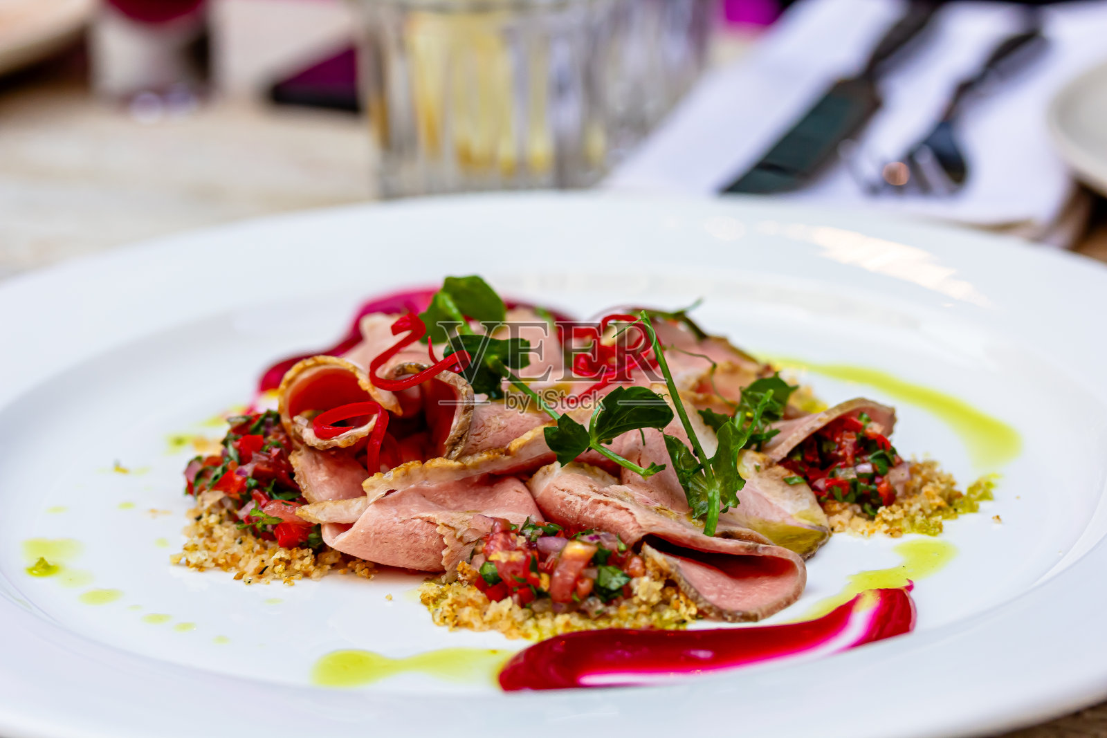 多汁的薄片烤牛肉照片摄影图片